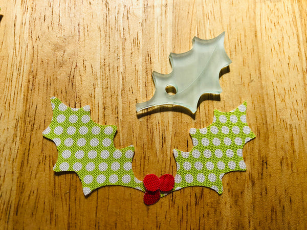 A SET OF 6 HOLLY LEAF ACRYLIC CRAFT SEWING TEMPLATES